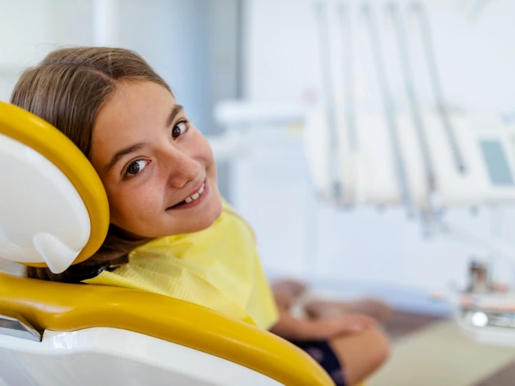 dziecko na fotelu dentystycznym